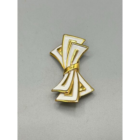 Vintage Signed TRIFARI White Enamel Ribbon Bow Pin Brooch Gold Tone Metal - Picture 4 of 8